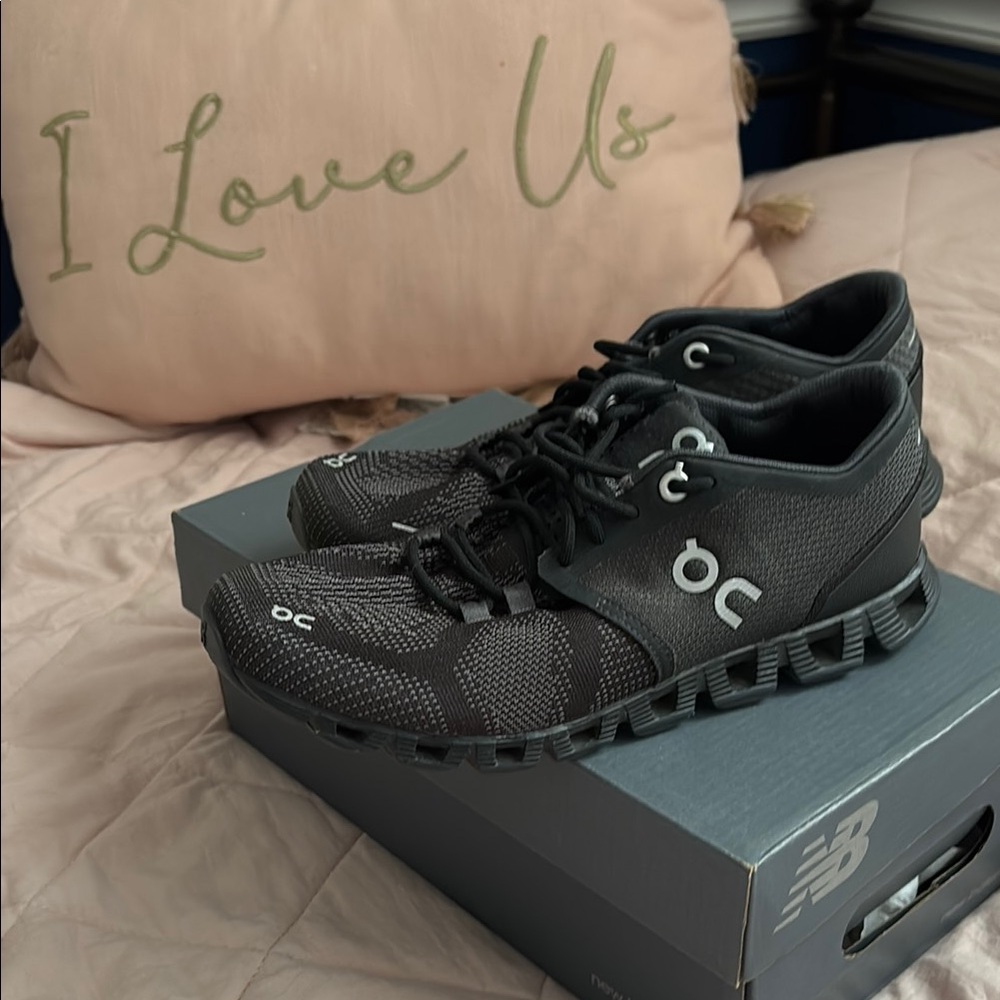 Like New! On Running Black Cloud 5 Running Shoes